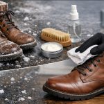 Πώς να αφαιρέσετε γρήγορα τους λευκούς λεκέδες και να σώσετε τα παπούτσια σας από το αλάτι του χειμώνα 1766773830_-.png